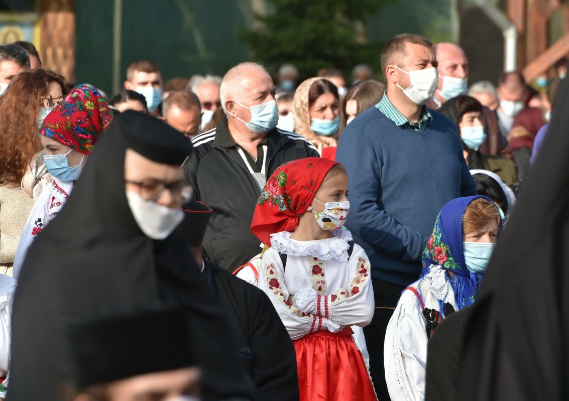 Patriarhul României a târnosit noua biserică a Mănăstirii Izbuc 152899