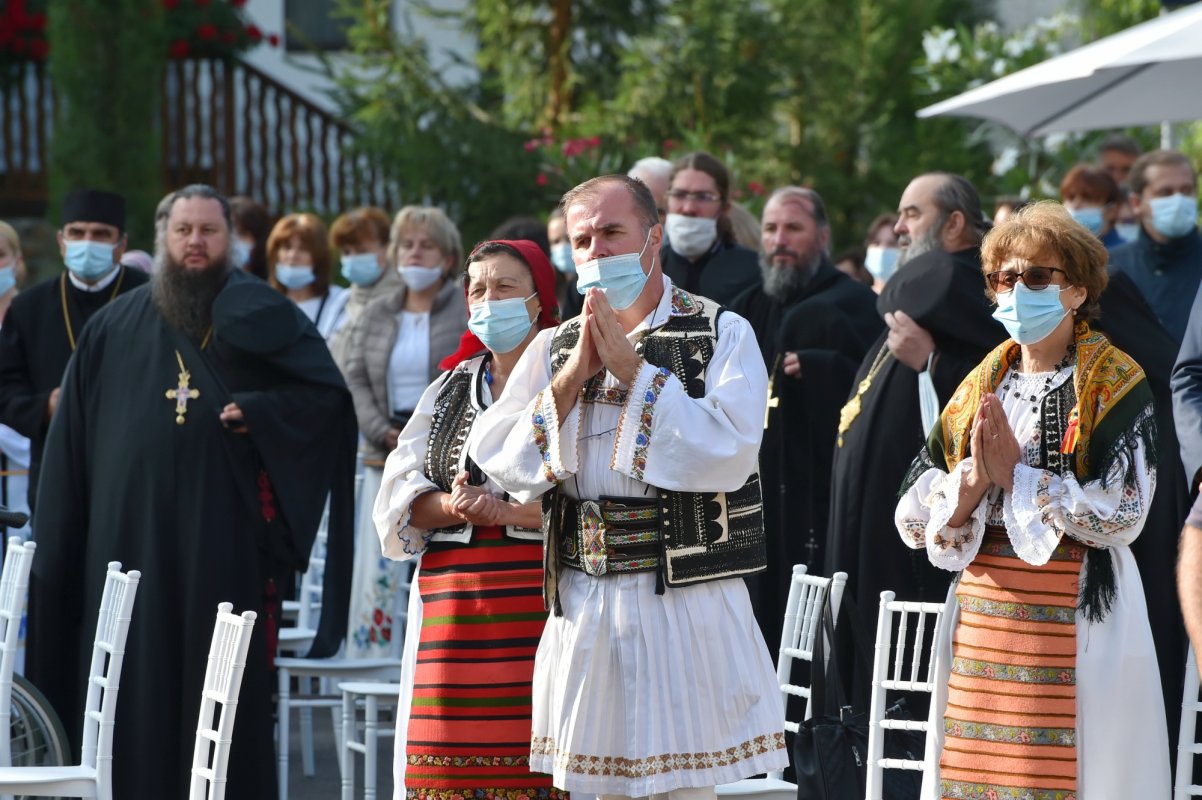 Patriarhul României a târnosit noua biserică a Mănăstirii Izbuc 152901