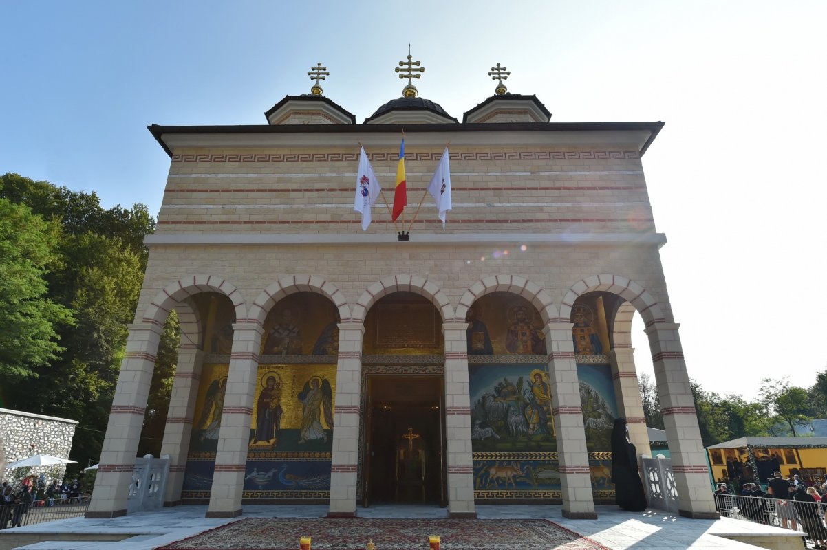 Patriarhul României a târnosit noua biserică a Mănăstirii Izbuc 152903