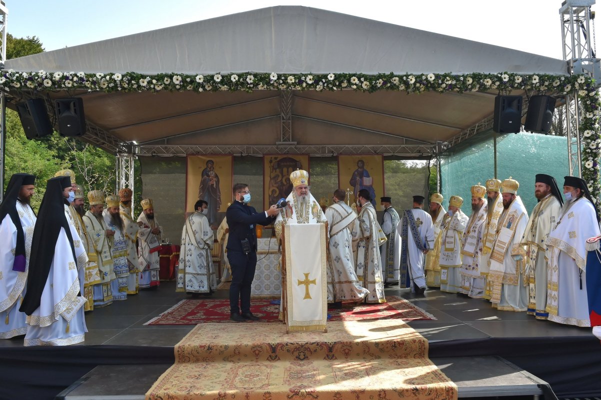 Patriarhul României a târnosit noua biserică a Mănăstirii Izbuc 152909