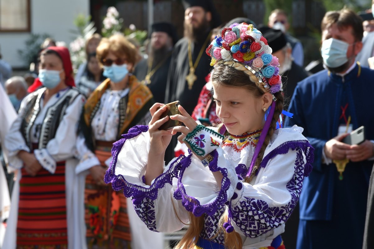 Patriarhul României a târnosit noua biserică a Mănăstirii Izbuc 152910