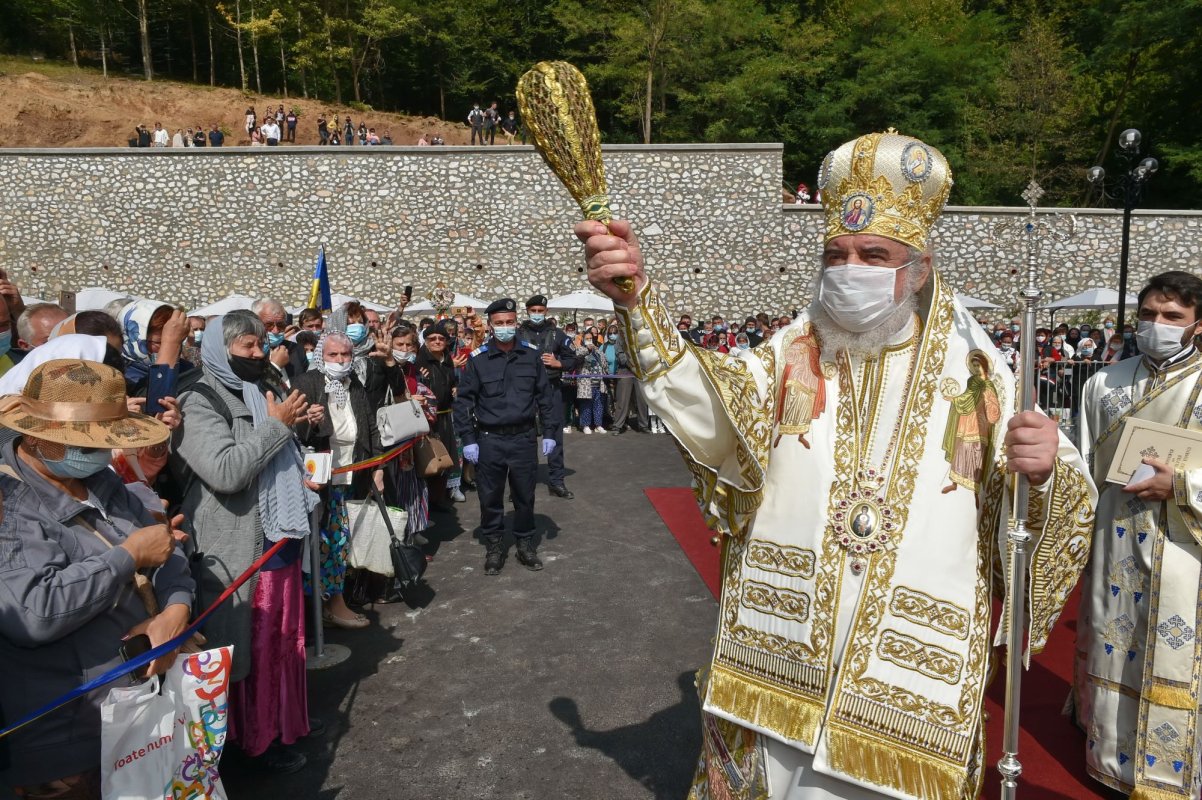 Patriarhul României a târnosit noua biserică a Mănăstirii Izbuc 152937