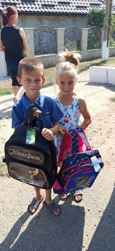 Programul „Un ghiozdan pentru noul an şcolar” a ajuns la peste 1.000 de elevi din Episcopia Huşilor 153019