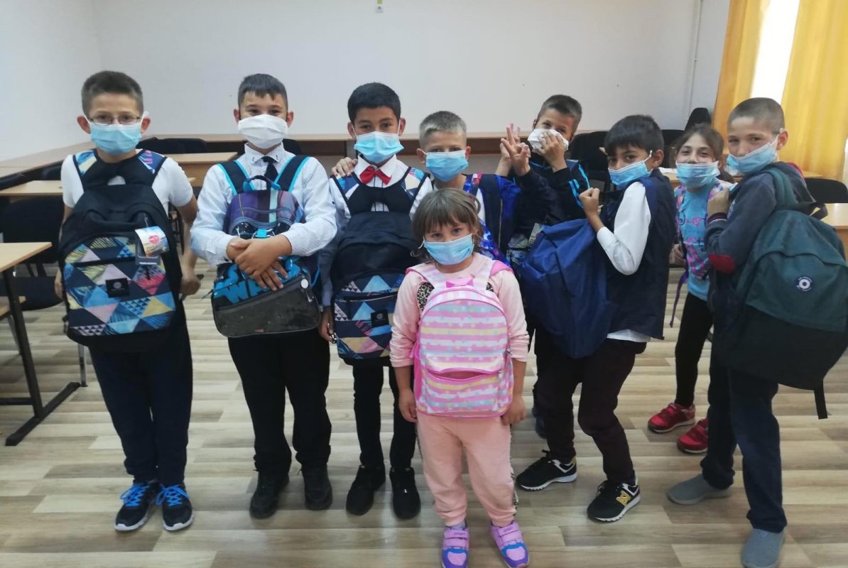 Programul „Un ghiozdan pentru noul an şcolar” a ajuns la peste 1.000 de elevi din Episcopia Huşilor 153020