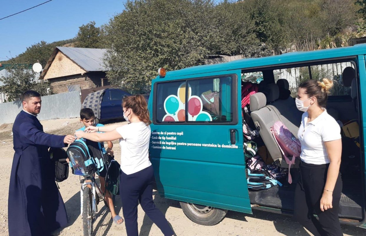 Programul „Un ghiozdan pentru noul an şcolar” a ajuns la peste 1.000 de elevi din Episcopia Huşilor 153021