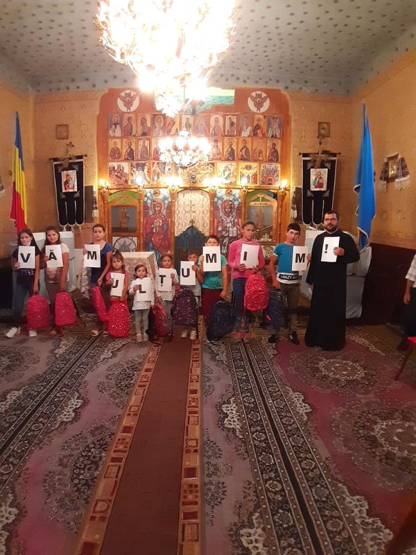 Rechizite și alte daruri pentru elevii din Ștenea, județul Sibiu 153025