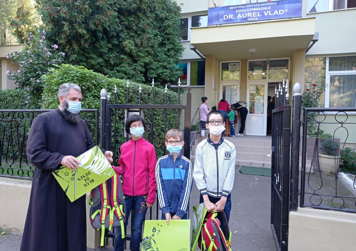Sprijin pentru elevi oferit de Episcopia Devei și Hunedoarei la început de an școlar 153027