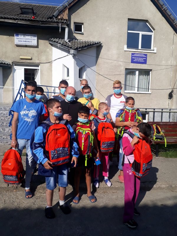 Sprijin pentru elevi oferit de Episcopia Devei și Hunedoarei la început de an școlar 153028