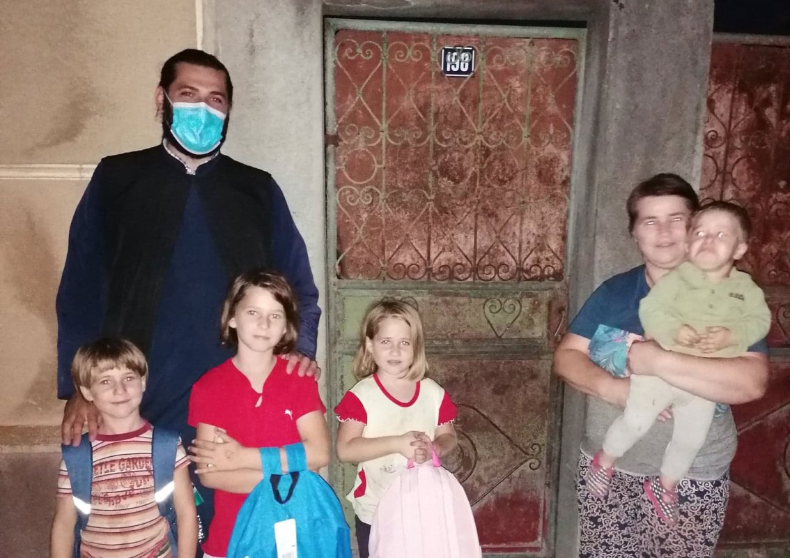 Ghiozdane pentru copiii din parohii arădene 153059