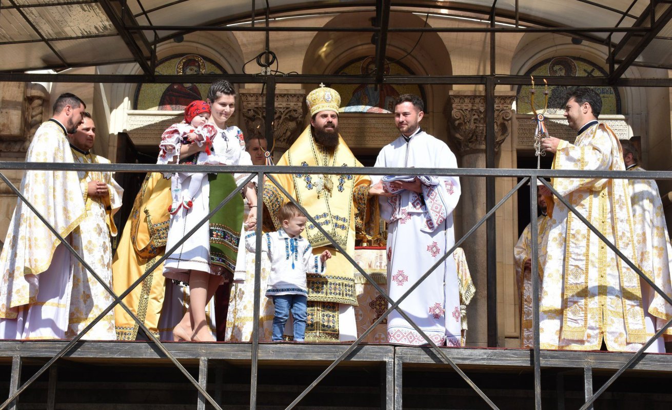 „Pacea, lumina, nădejdea și mângâierea le aflăm în jurul Crucii lui Hristos” 153146