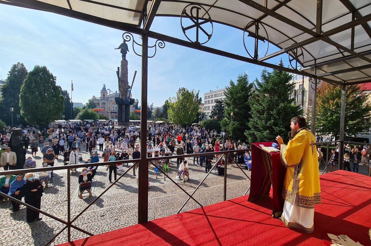 „Pacea, lumina, nădejdea și mângâierea le aflăm în jurul Crucii lui Hristos” 153147