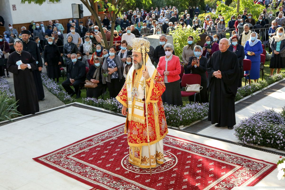 Cinstirea Sfântului Ierarh Teodosie la mănăstirea sa din Vrancea 153306