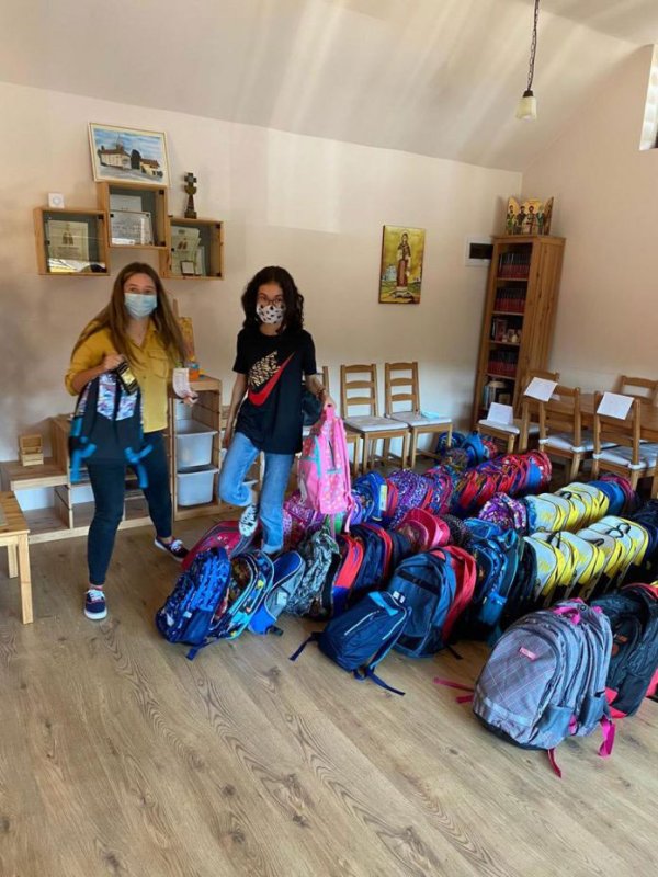 100 de ghiozdane oferite unor elevi din judeţul Sibiu 153341