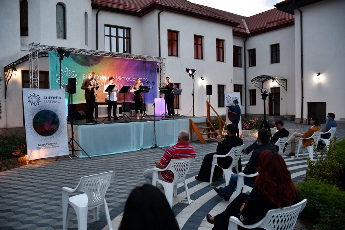 Concert de muzică clasică în curtea Episcopiei Caransebeșului 153376