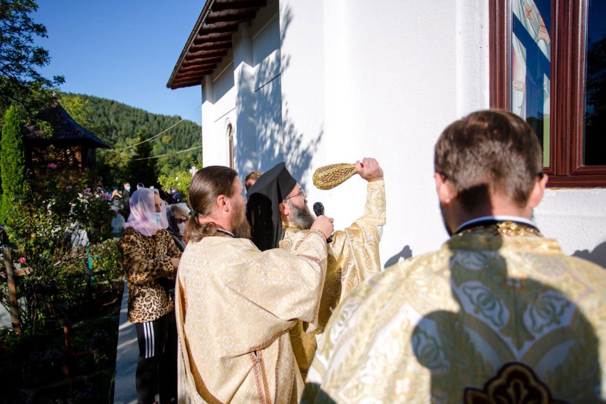 Sfinţirea picturii bisericii din localitatea Bătrâni, judeţul Prahova 153573