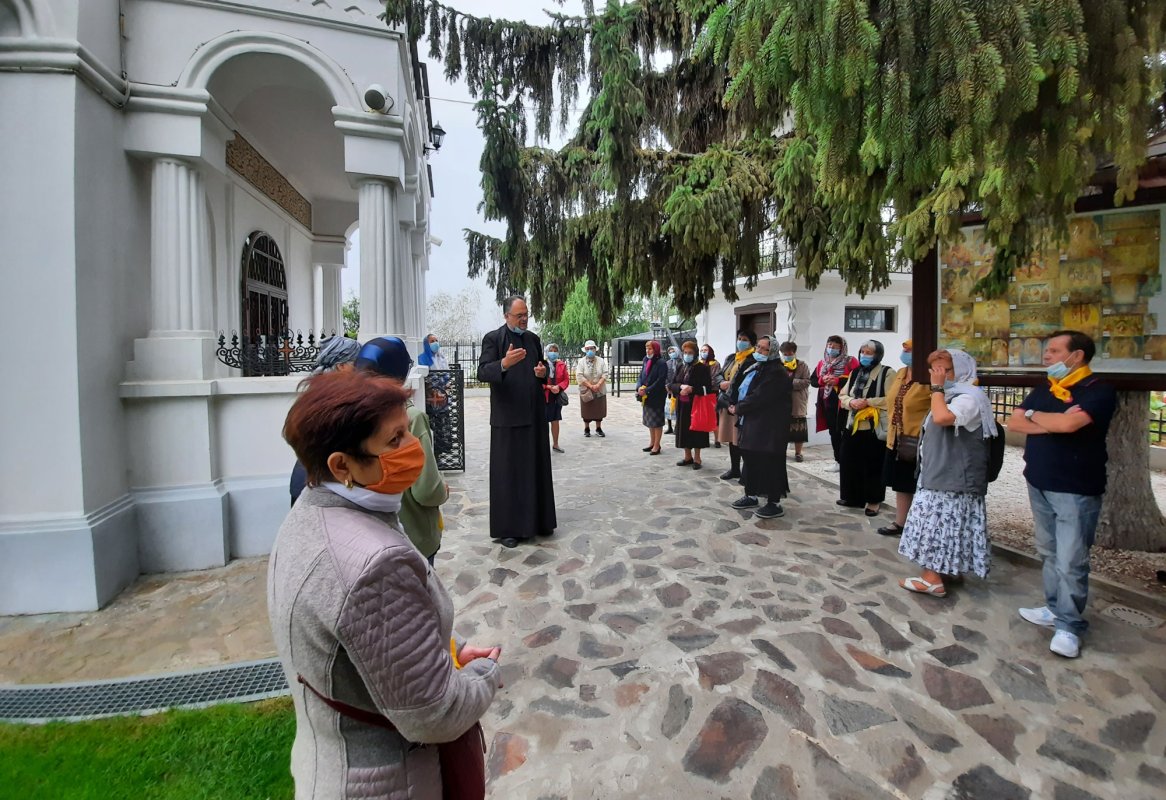 Credincioși ai parohiei bucureștene Balta Albă, pelerini pe meleaguri teleormănene 154347