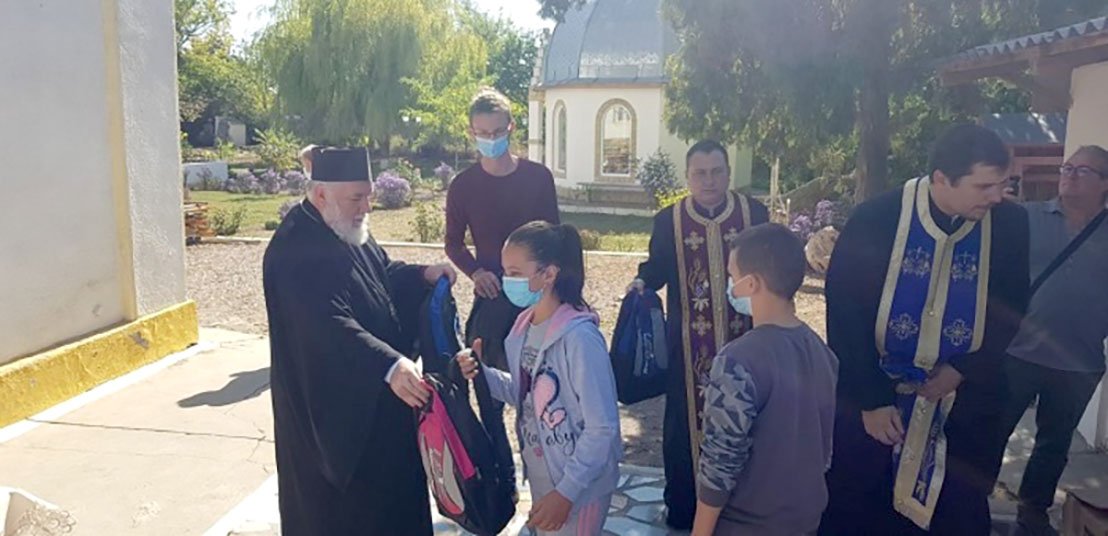 Ghiozdane și rechizite pentru copiii din două localități tulcene 154354