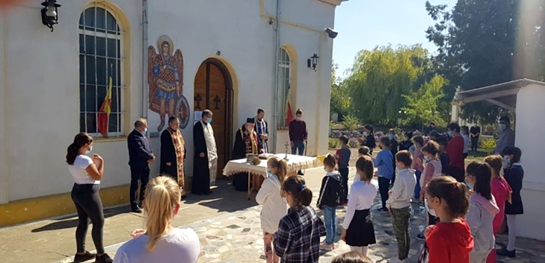 Ghiozdane și rechizite pentru copiii din două localități tulcene 154355