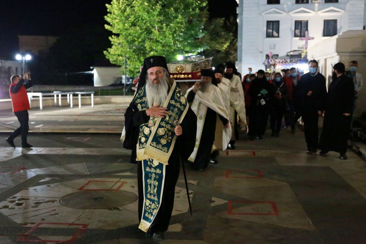 Racla cu moaștele Sfintei Cuvioase Parascheva s-a reîntors în Catedrala Mitropolitană din Iaşi 155003