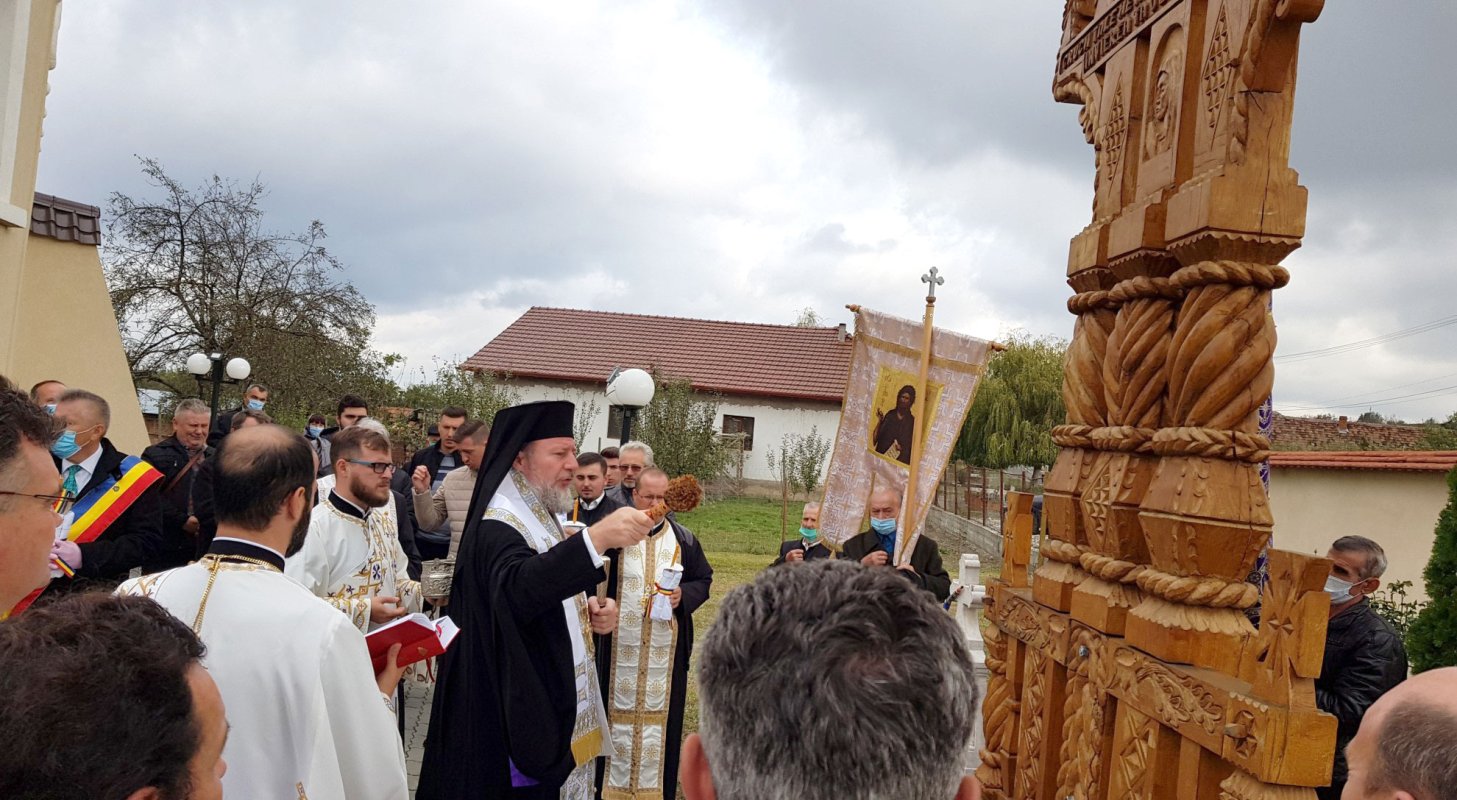 Vizită arhierească la o parohie din județul Arad 155194