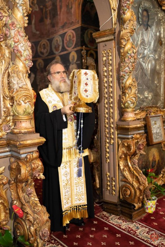 Slujire arhierească la Catedrala Arhiepiscopală din Roman 156055