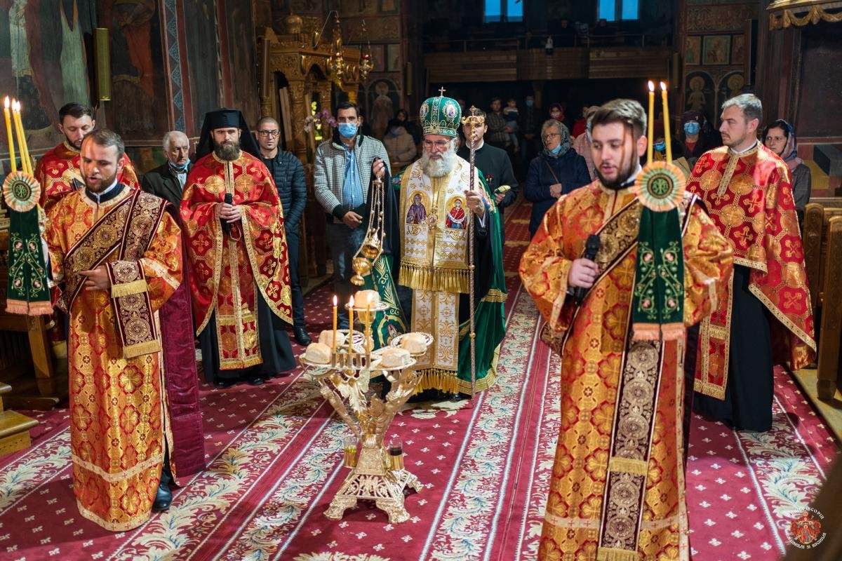 Slujire arhierească la Catedrala Arhiepiscopală din Roman 156056