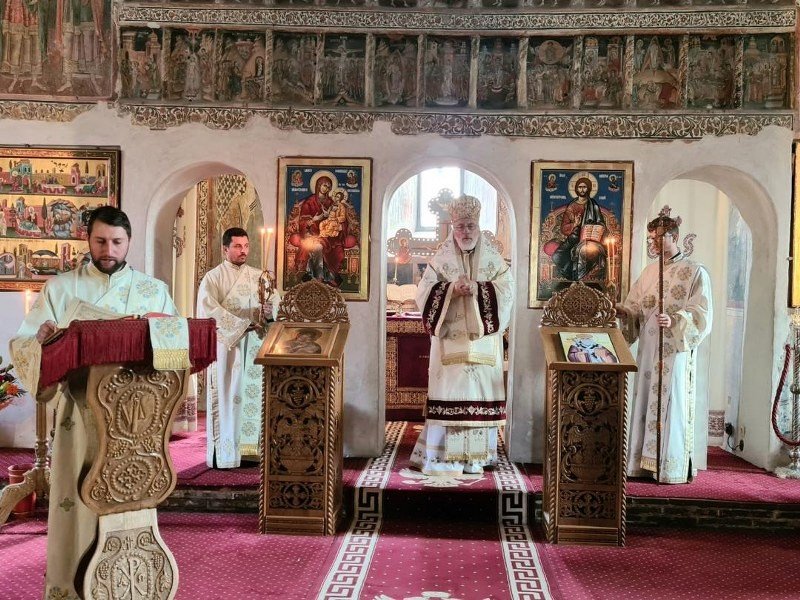 Mitropolitul Iachint, sărbătorit la o biserică din Curtea de Argeş 156121