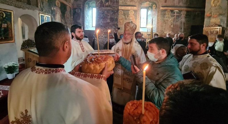 Mitropolitul Iachint, sărbătorit la o biserică din Curtea de Argeş 156122