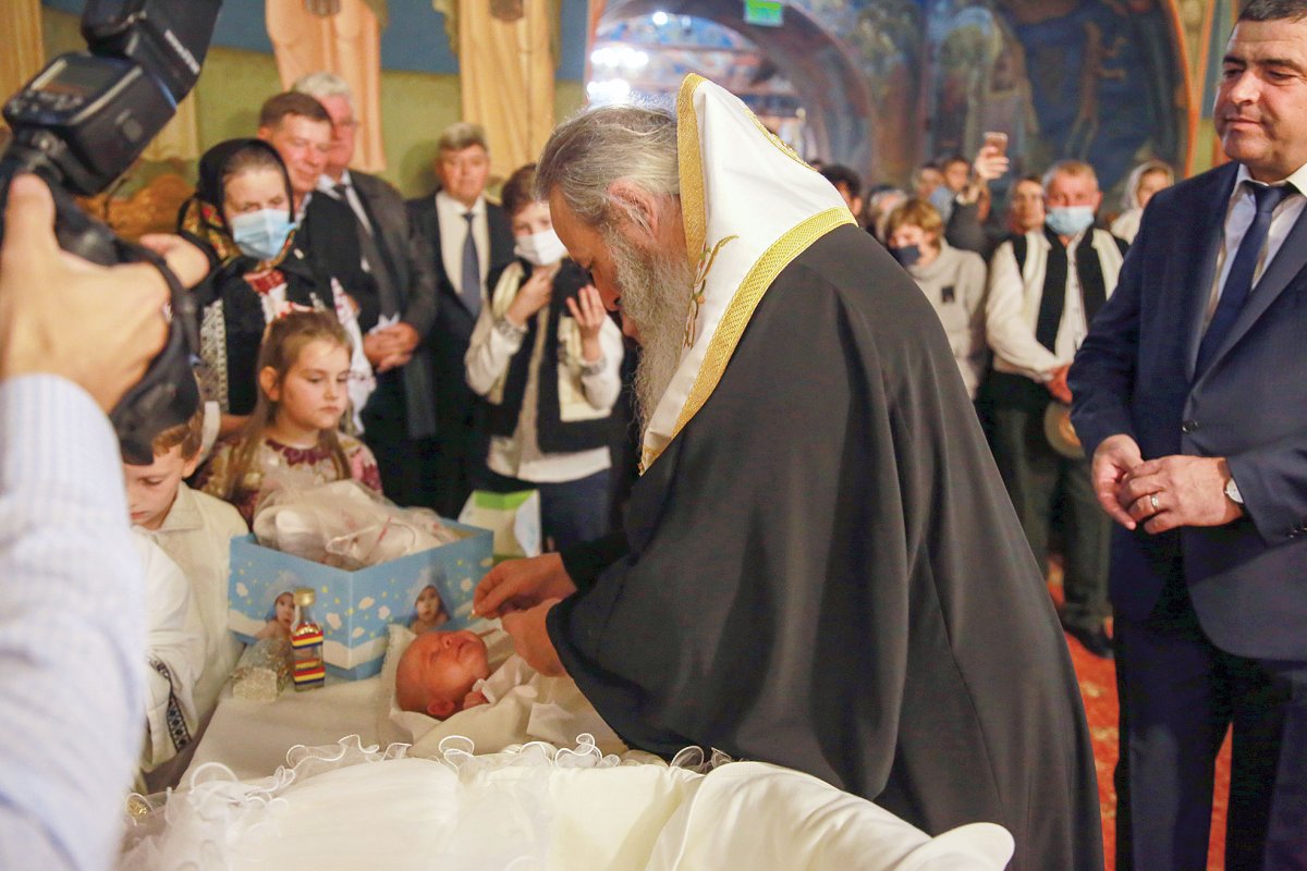 Slujbe de sfințire și Taina Botezului săvârșite de Mitropolitul Moldovei şi Bucovinei 156129