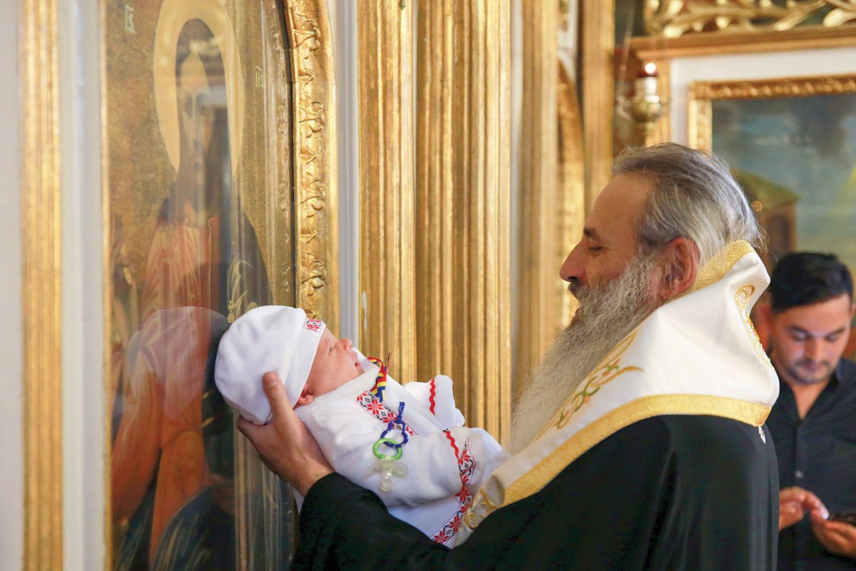 Slujbe de sfințire și Taina Botezului săvârșite de Mitropolitul Moldovei şi Bucovinei 156130