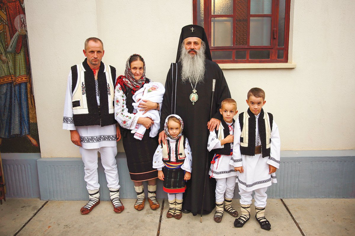 Slujbe de sfințire și Taina Botezului săvârșite de Mitropolitul Moldovei şi Bucovinei 156131