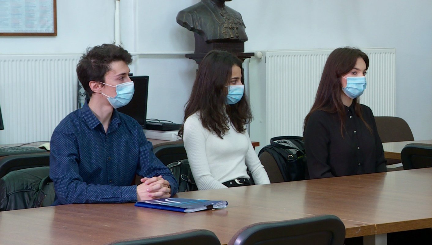 Distincții pentru voluntarii care  au ajutat la digitalizarea bibliotecii Facultății „Justinian Patriarhul” 156498