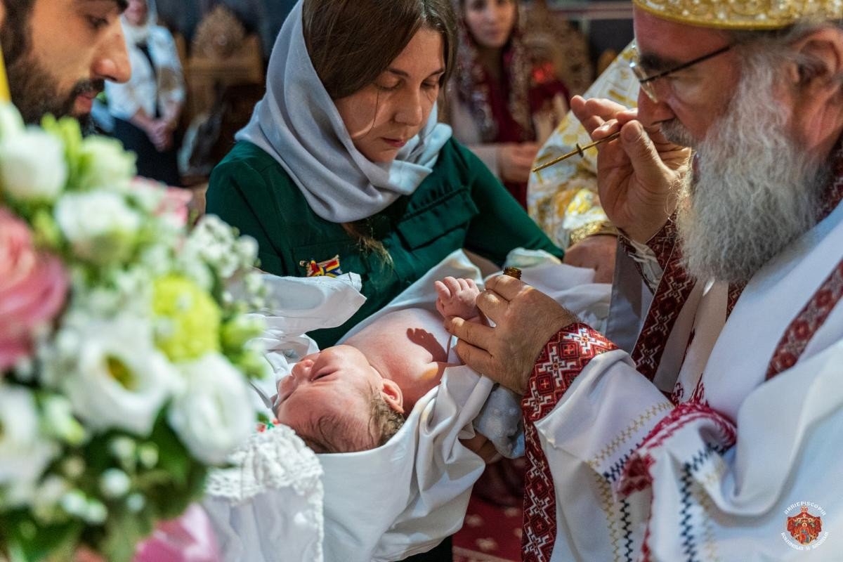 Liturghie baptismală la Catedrala Arhiepiscopală din Roman 156623