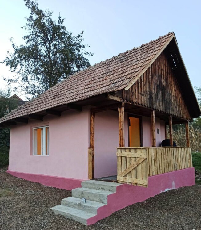 Un grup de preoți clujeni au renovat casa unui bătrân din Aruncuta 156763