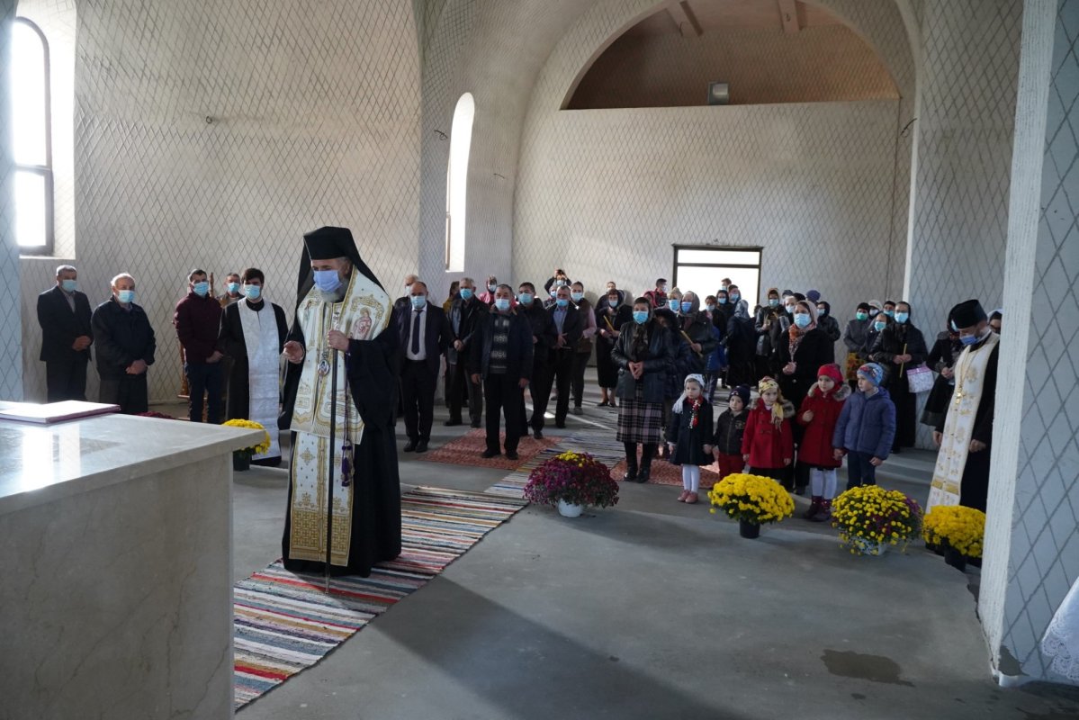 Binecuvântarea lucrărilor efectuate la o nouă biserică din judeţul Galaţi 156895