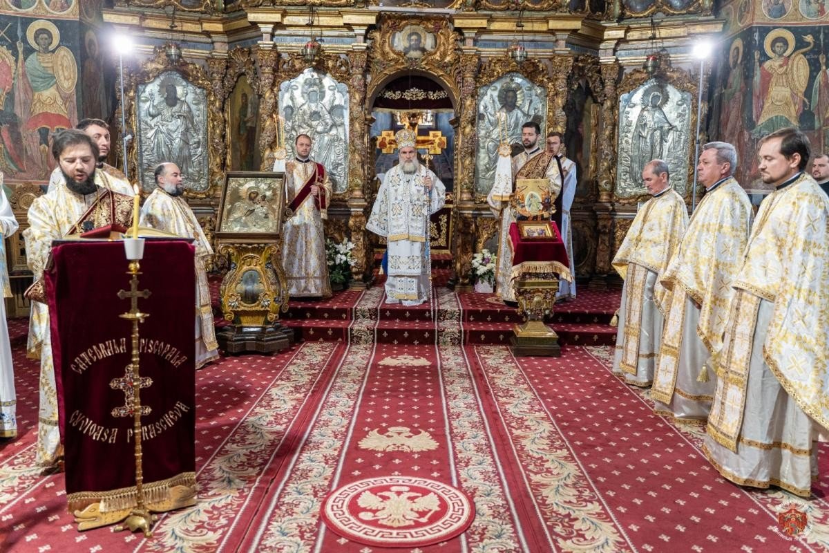 Slujire la Catedrala Arhiepiscopală din Roman 156894