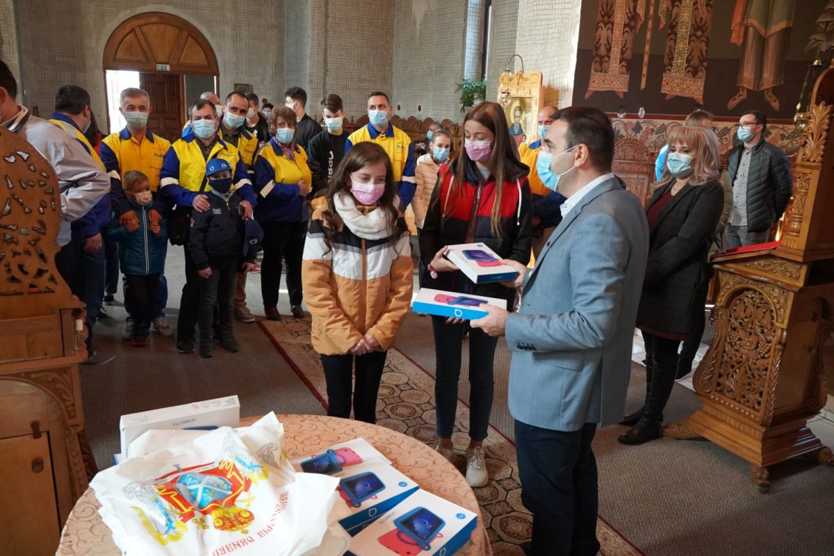 Tablete pentru elevi și ajutoare pentru persoane nevoiașe  157085