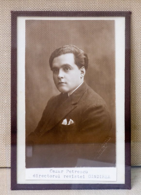 Universul plin de cărţi al lui Cezar Petrescu 157241