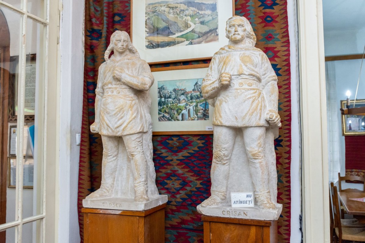 Universul plin de cărţi al lui Cezar Petrescu 157255