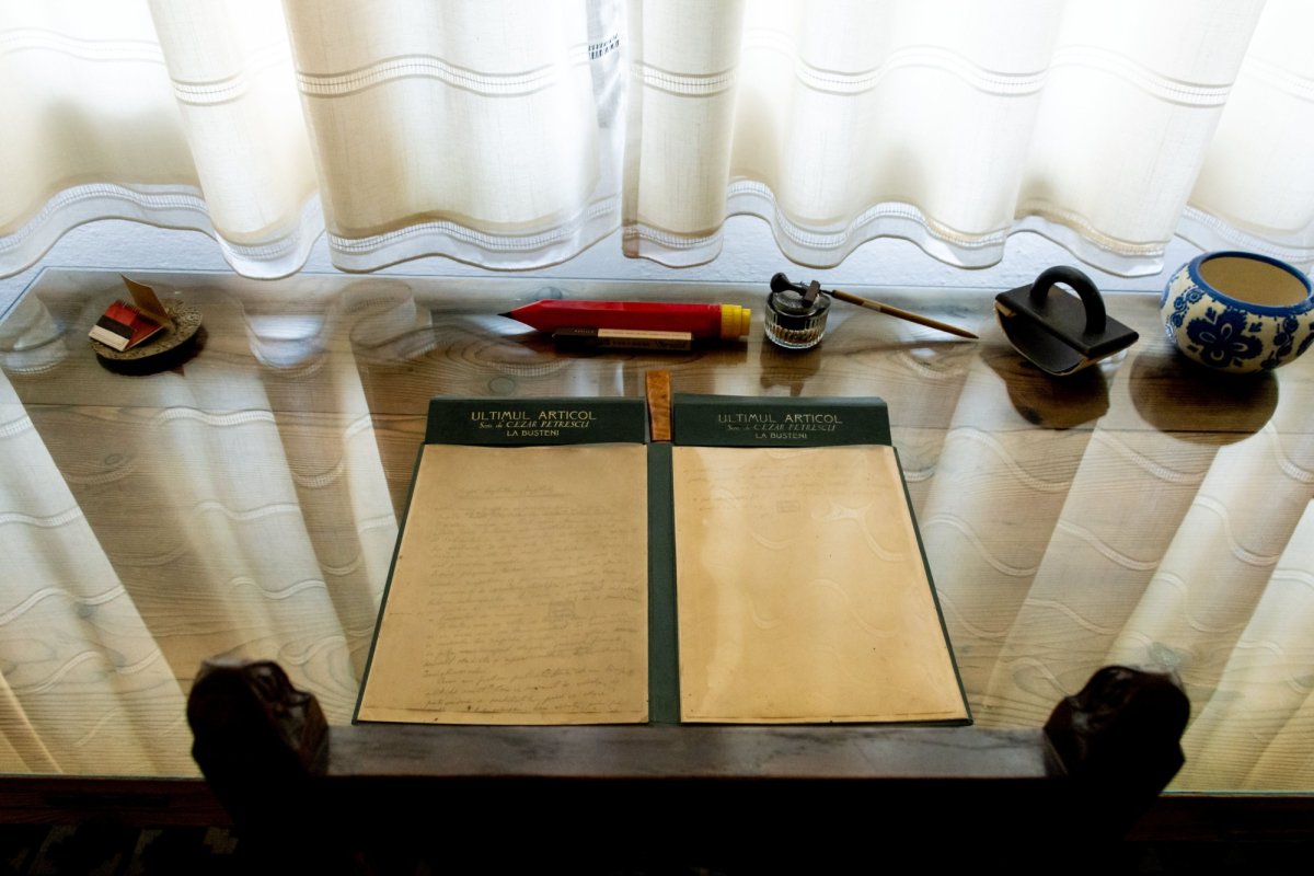 Universul plin de cărţi al lui Cezar Petrescu 157261