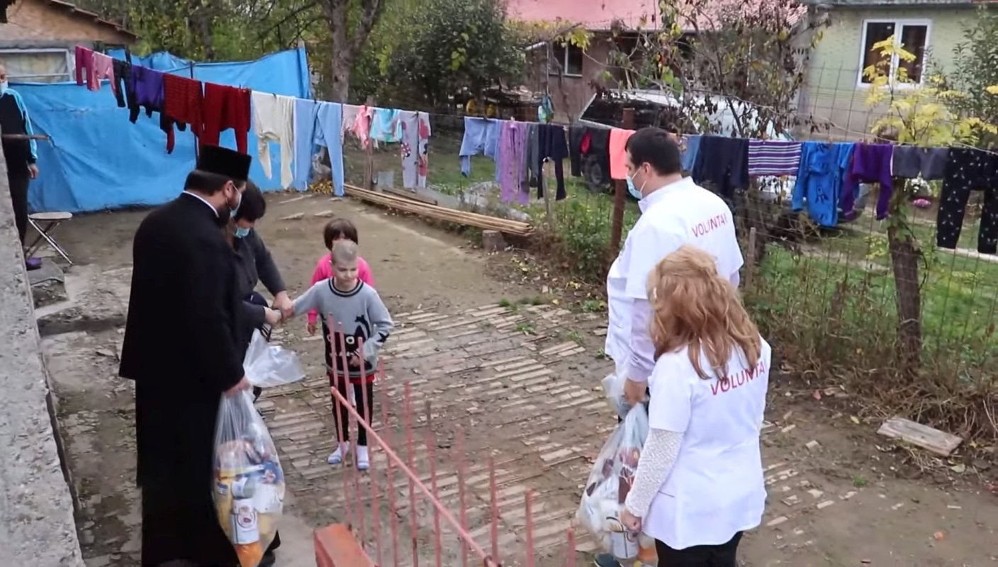 Voluntarii Paraclisului Catedralei Naţionale au ajutat familii din Prahova 157401