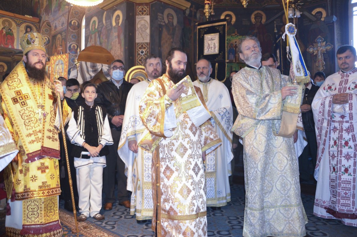 Liturghie arhierească la Biserica „Sfinţii Arhangheli” din Gura Humorului 157629
