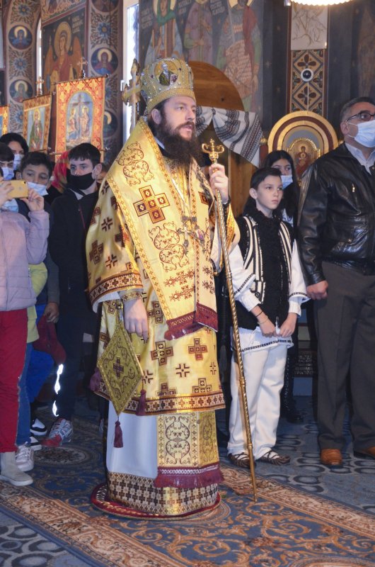 Liturghie arhierească la Biserica „Sfinţii Arhangheli” din Gura Humorului 157630