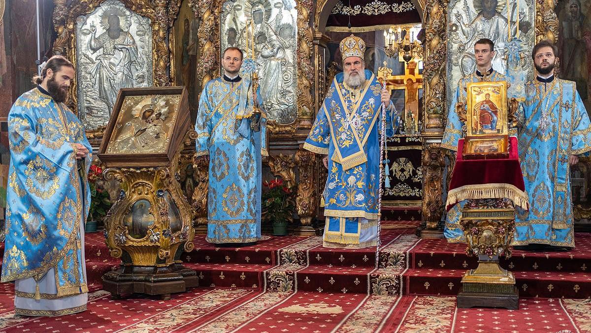 Slujire arhierească la Catedrala Arhiepiscopală din Roman 158042