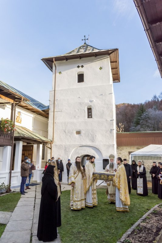 Sărbătoarea ocrotitorului mănăstirii vâlcene Iezer 158079