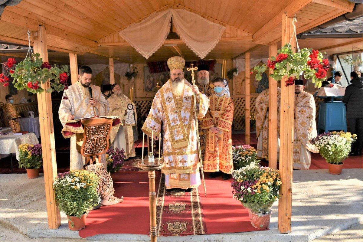 Binecuvântare arhierească în parohia vasluiană Văleni 158289