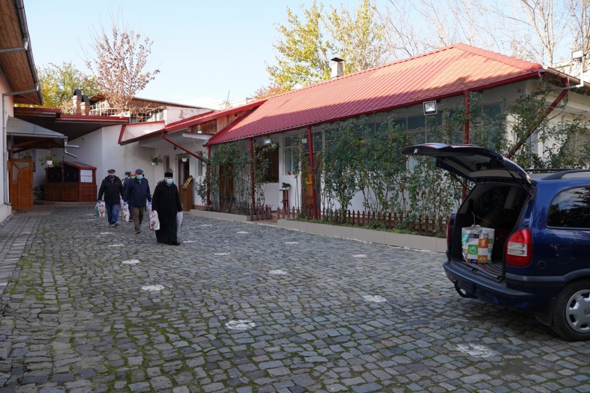 Daruri din partea parohiei gălățene „Sfânta Filofteia” pentru familiile cu mulţi copii  158283