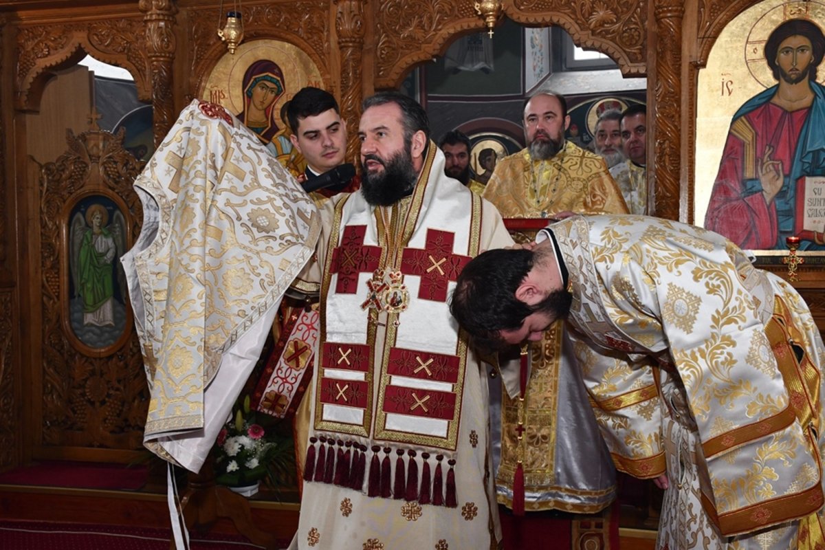 Slujire arhierească în Parohia „Pogorârea Sfântului Duh” din Bocşa Montană 158707