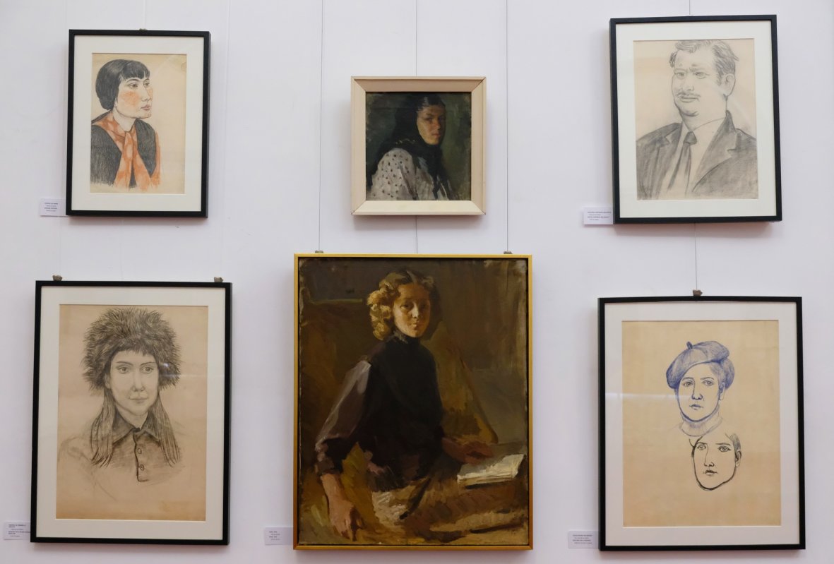 O sută de ani  în linii și culori 158617