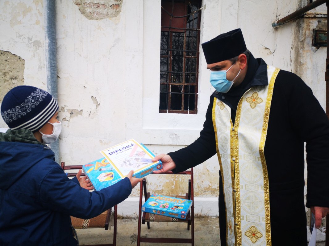 Moș Nicolae a ajuns la copiii din proiectul „Alege școala!” 159032